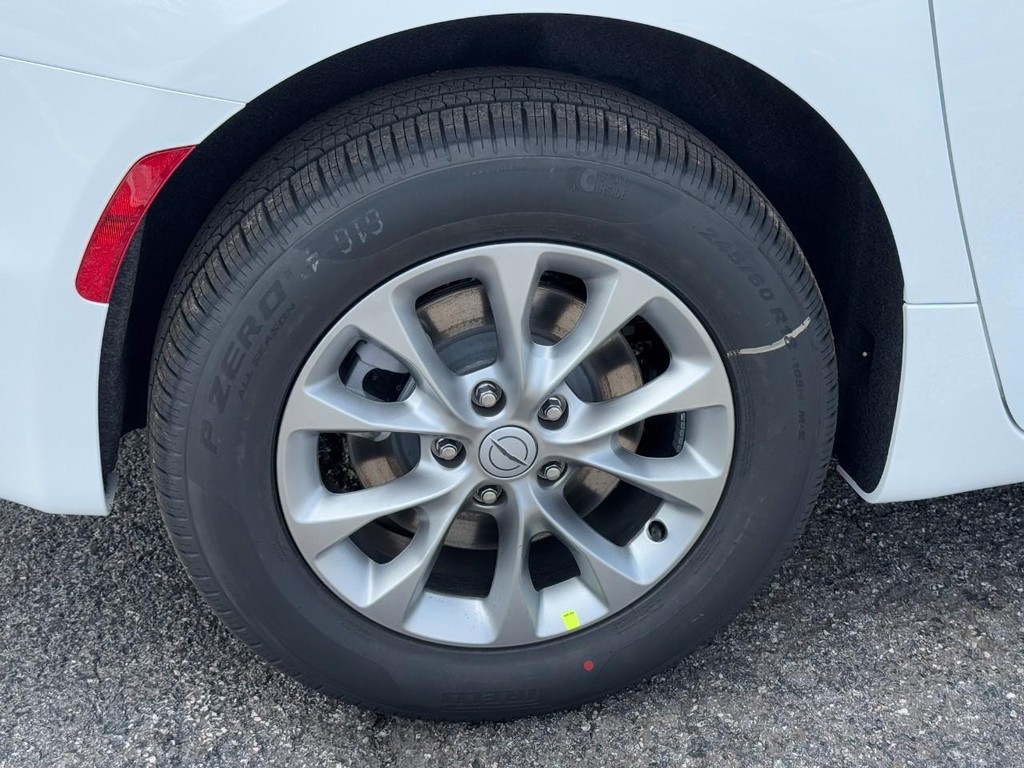 Chrysler Pacifica Vehicle Full-screen Gallery Image 04