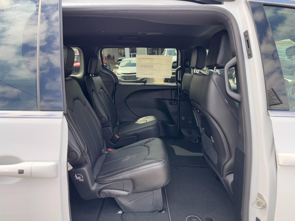 Chrysler Pacifica Vehicle Full-screen Gallery Image 05