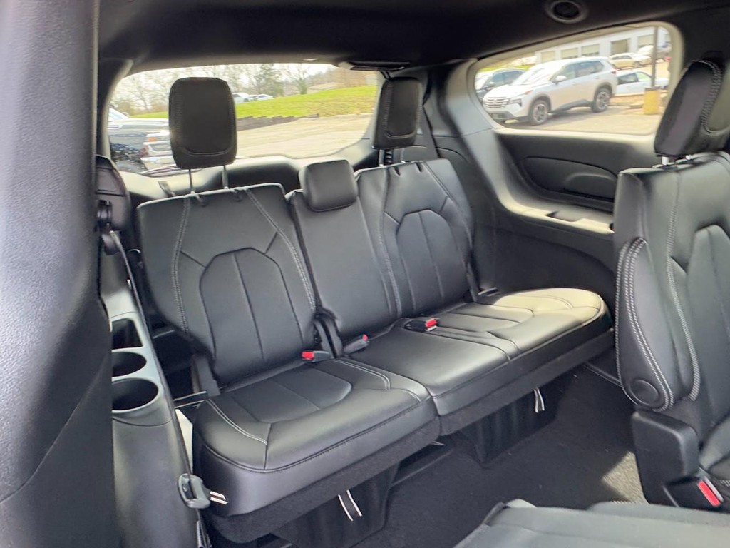 Chrysler Pacifica Vehicle Full-screen Gallery Image 06