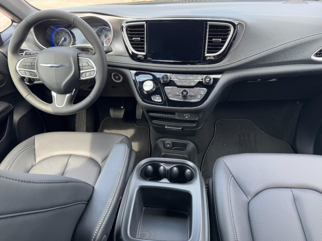 Chrysler Pacifica Vehicle Full-screen Gallery Image 07