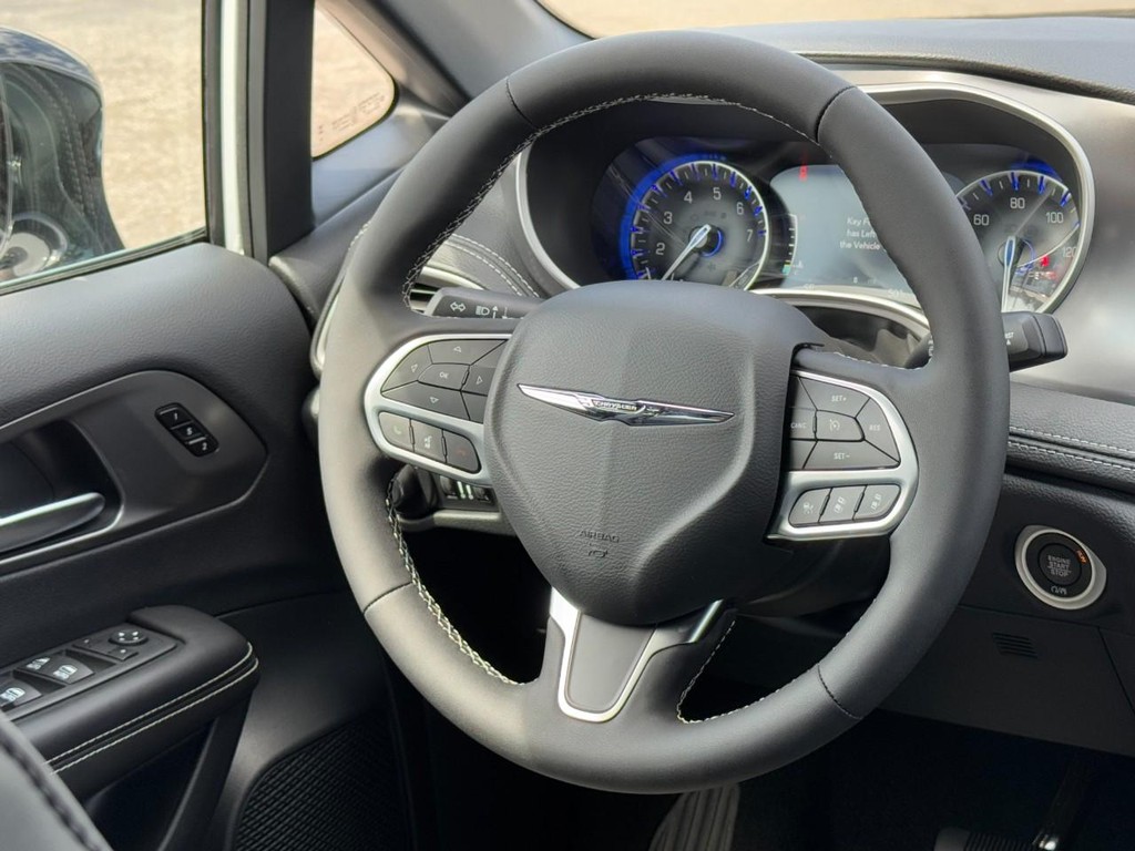 Chrysler Pacifica Vehicle Full-screen Gallery Image 08