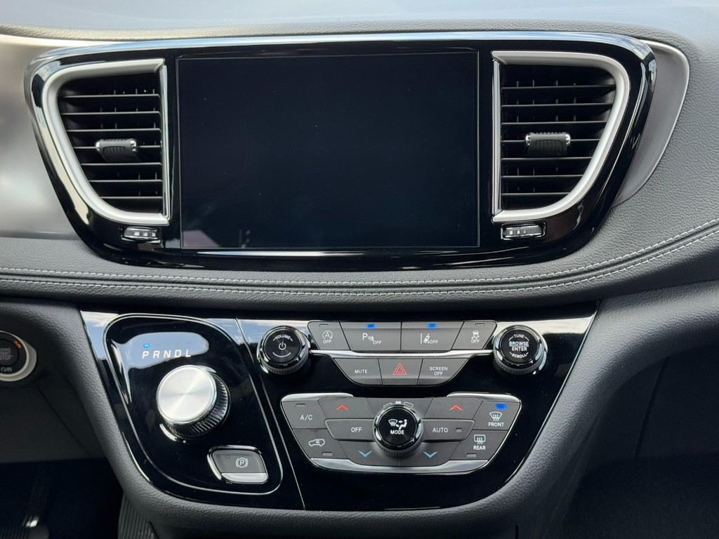 Chrysler Pacifica Vehicle Full-screen Gallery Image 09