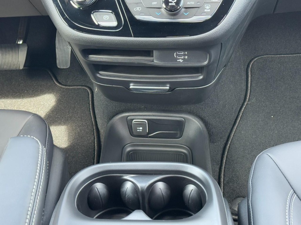 Chrysler Pacifica Vehicle Full-screen Gallery Image 10