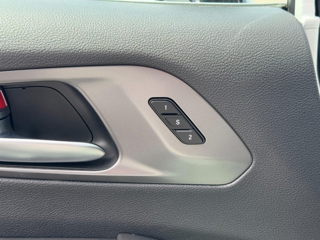 Chrysler Pacifica Vehicle Full-screen Gallery Image 11
