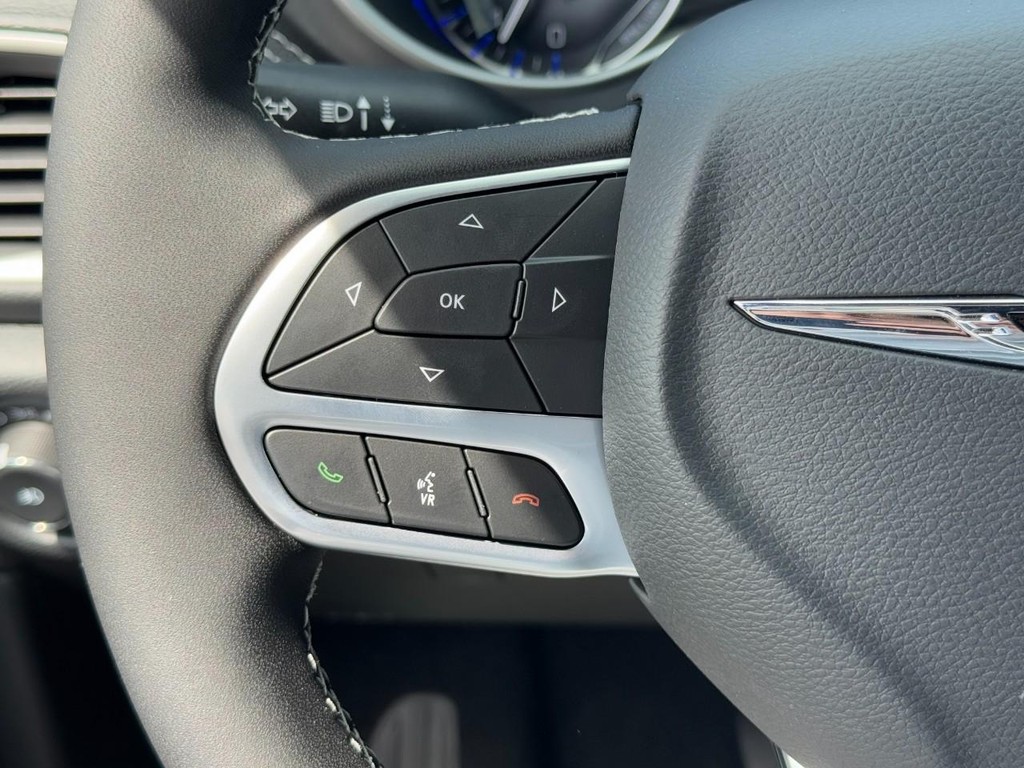 Chrysler Pacifica Vehicle Full-screen Gallery Image 12