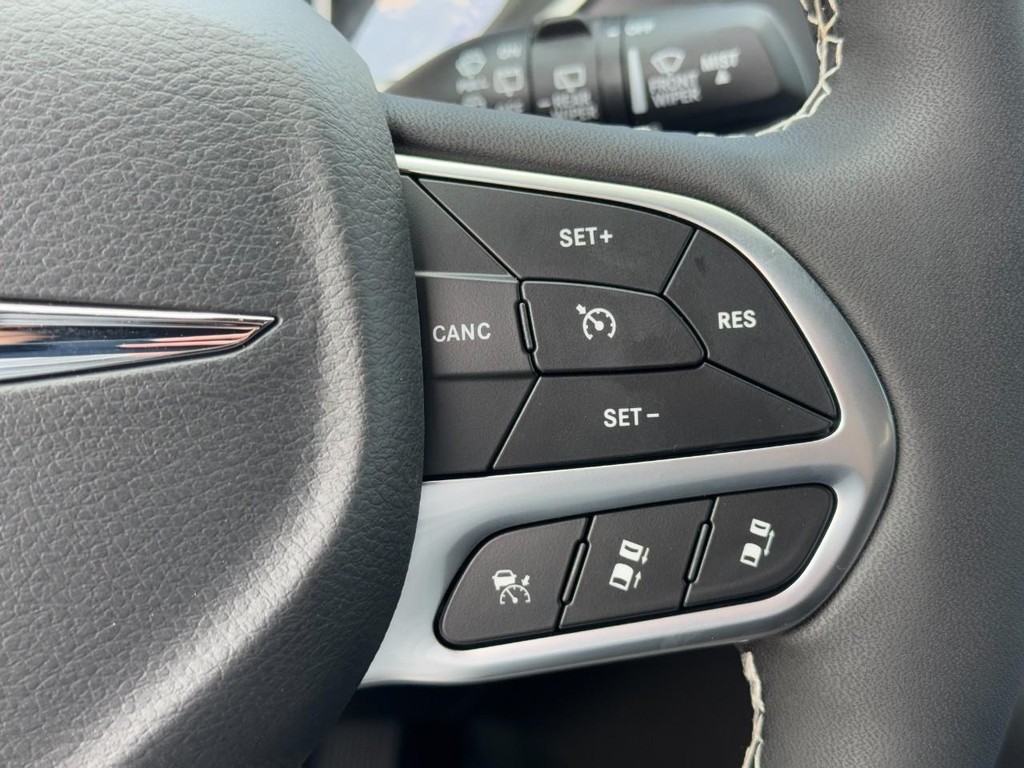 Chrysler Pacifica Vehicle Full-screen Gallery Image 13