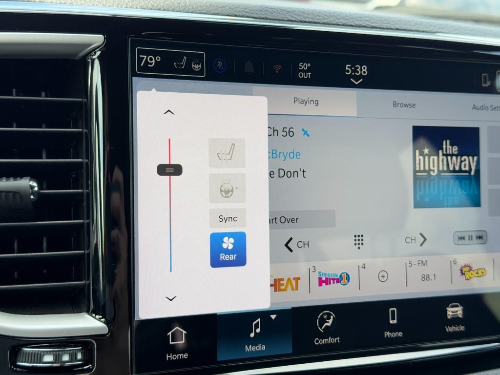 Chrysler Pacifica Vehicle Full-screen Gallery Image 14