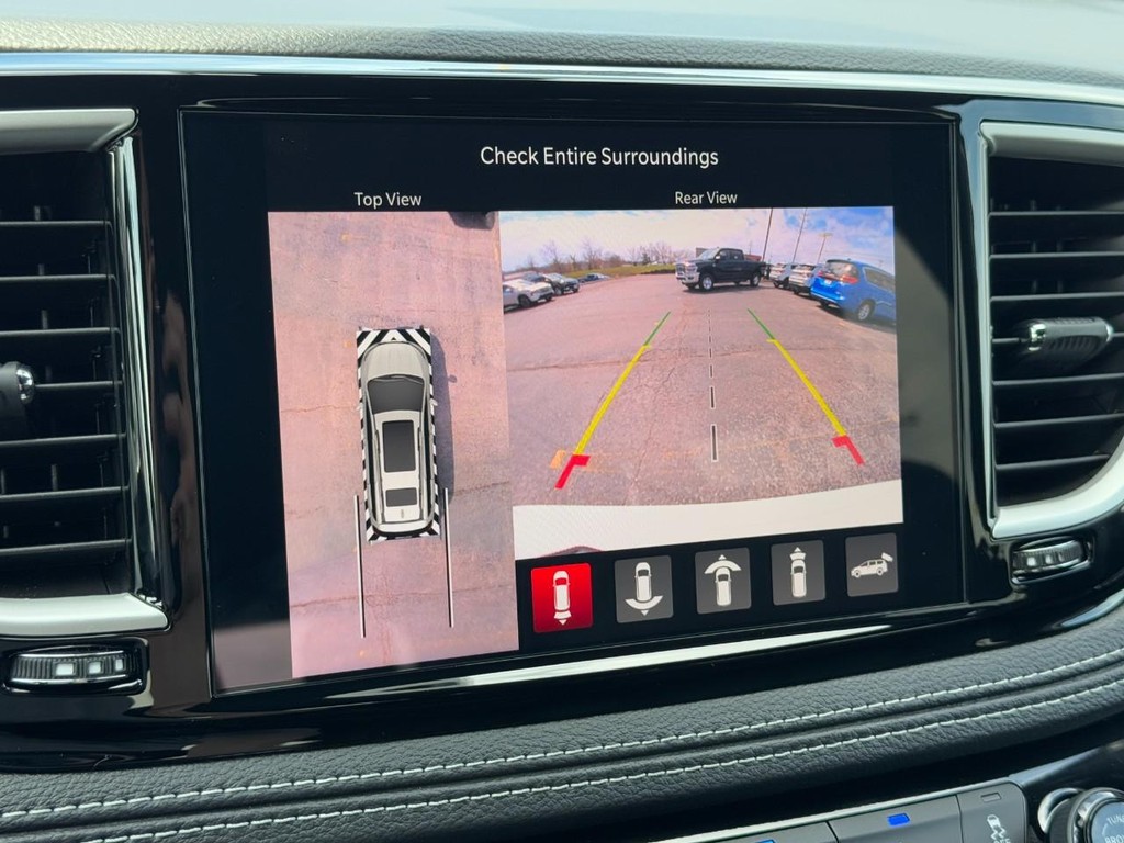 Chrysler Pacifica Vehicle Full-screen Gallery Image 15