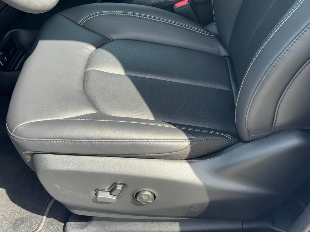 Chrysler Pacifica Vehicle Full-screen Gallery Image 16