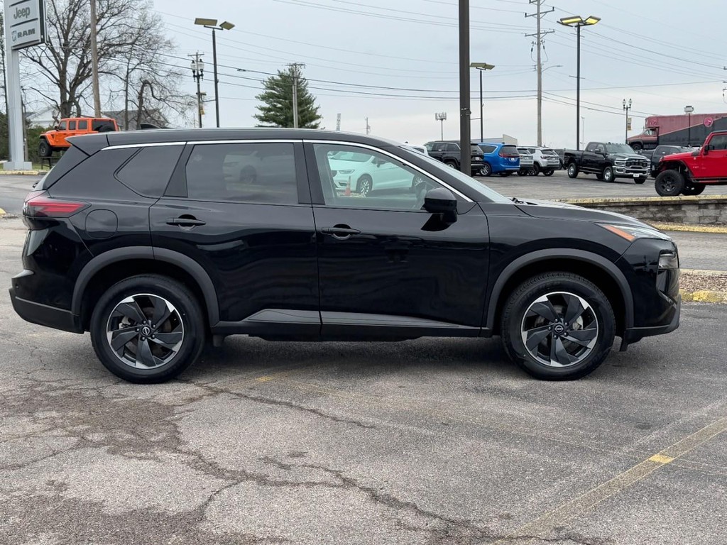Nissan Rogue Vehicle Full-screen Gallery Image 02