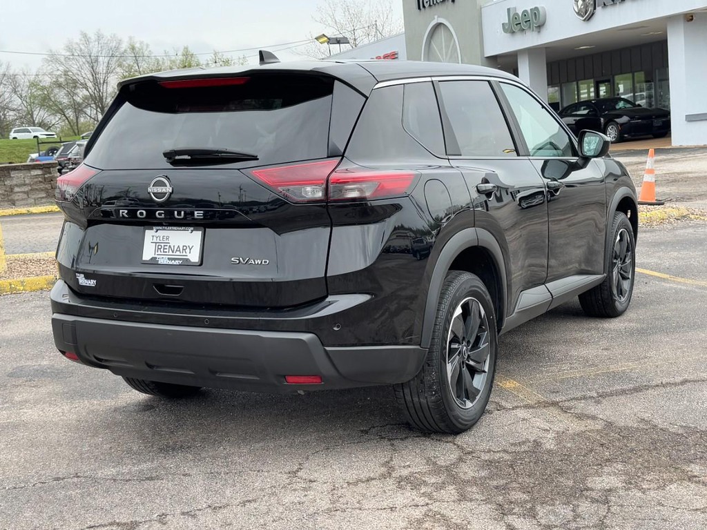 Nissan Rogue Vehicle Full-screen Gallery Image 04