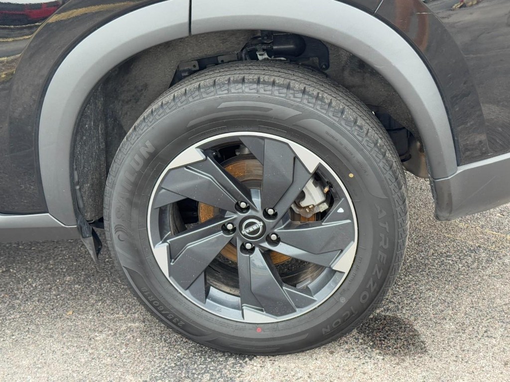 Nissan Rogue Vehicle Full-screen Gallery Image 06