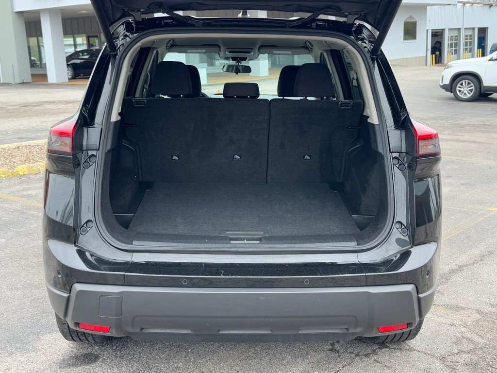 Nissan Rogue Vehicle Full-screen Gallery Image 11