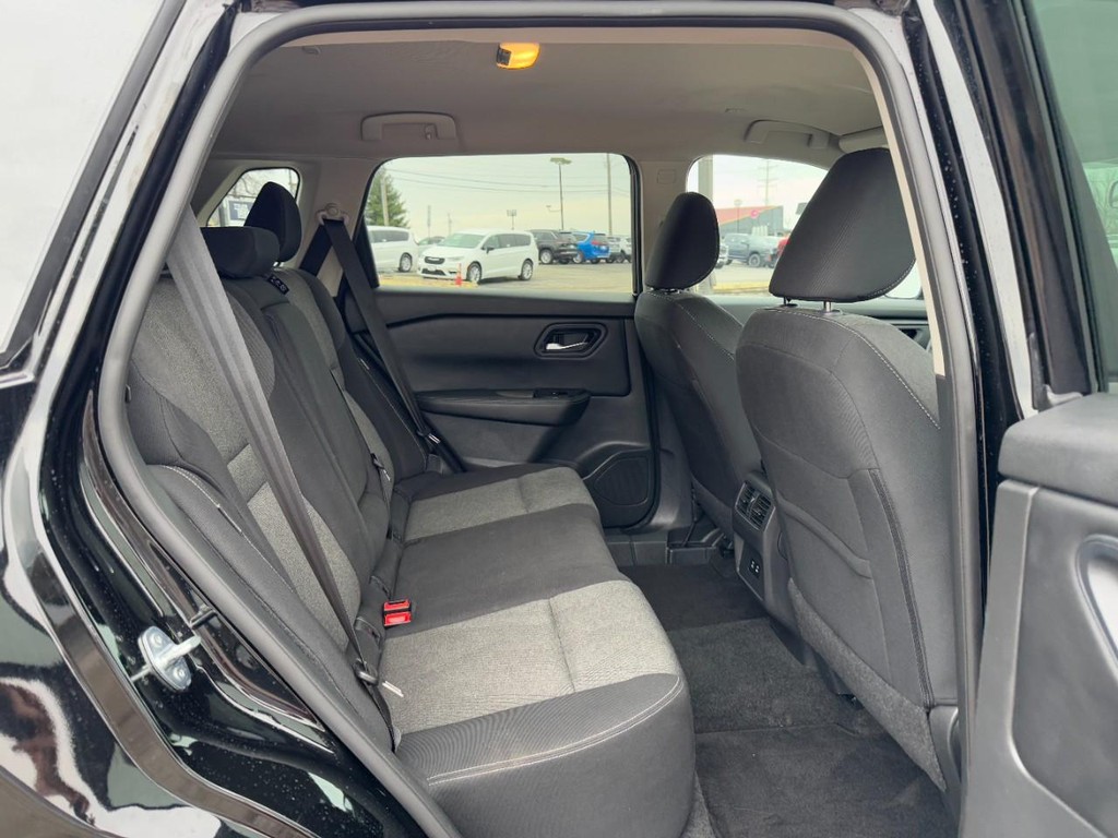 Nissan Rogue Vehicle Full-screen Gallery Image 12