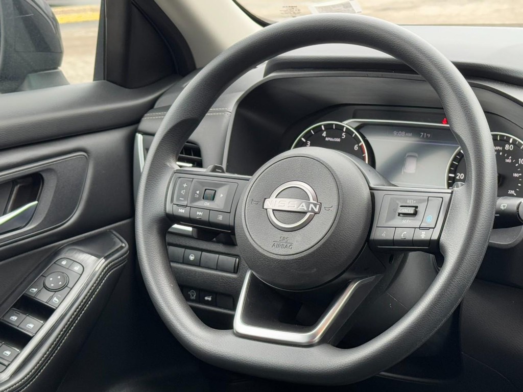 Nissan Rogue Vehicle Full-screen Gallery Image 14