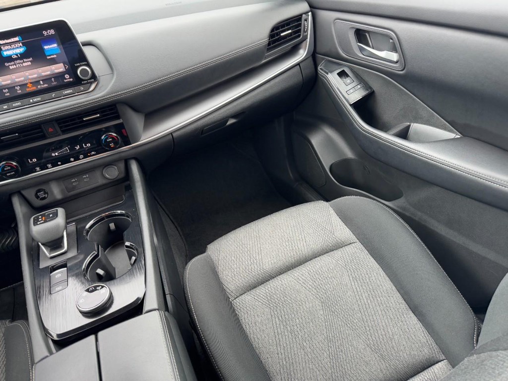 Nissan Rogue Vehicle Full-screen Gallery Image 17
