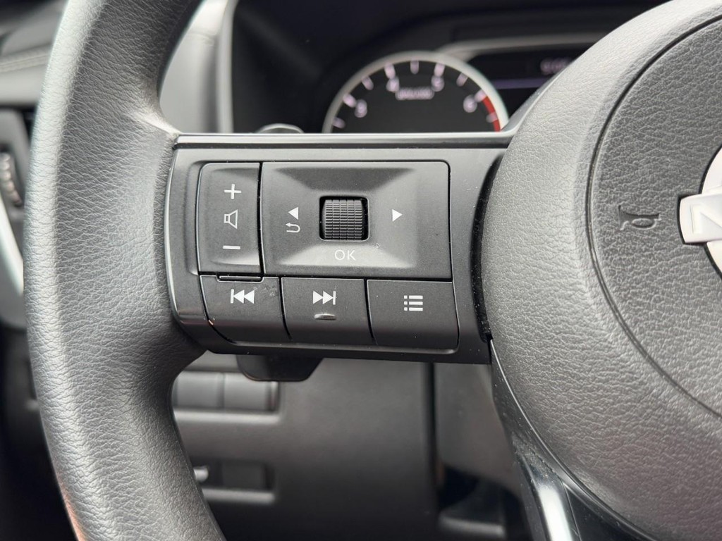 Nissan Rogue Vehicle Full-screen Gallery Image 18