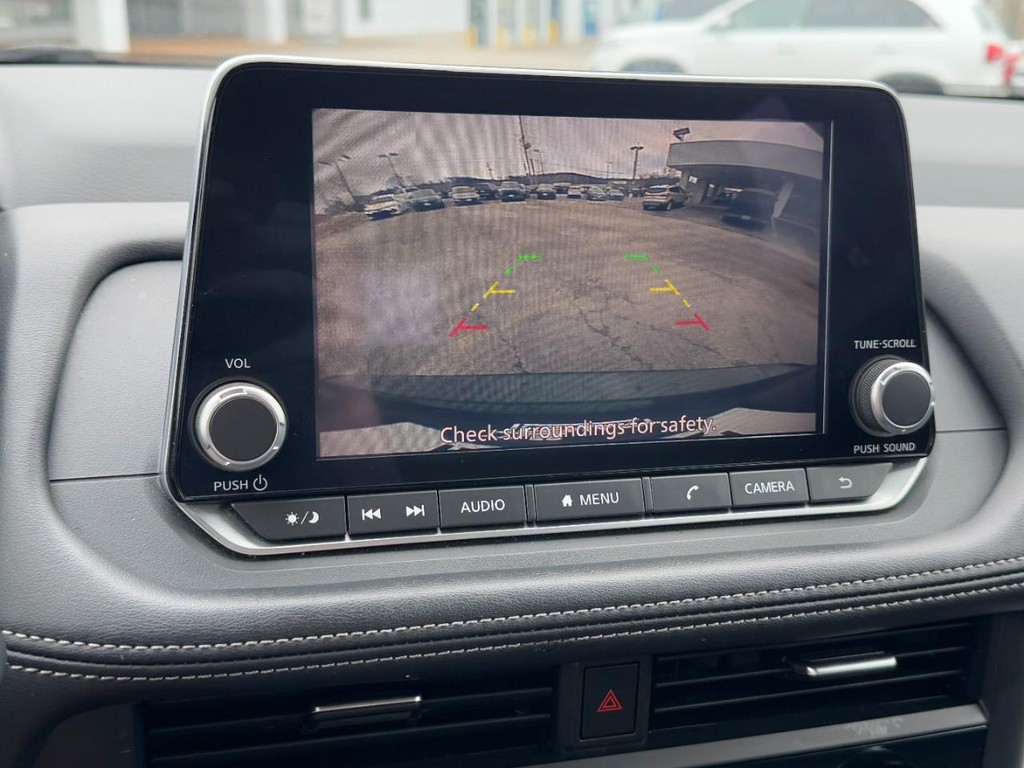 Nissan Rogue Vehicle Full-screen Gallery Image 22