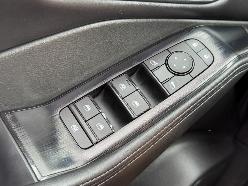 Nissan Rogue Vehicle Full-screen Gallery Image 23