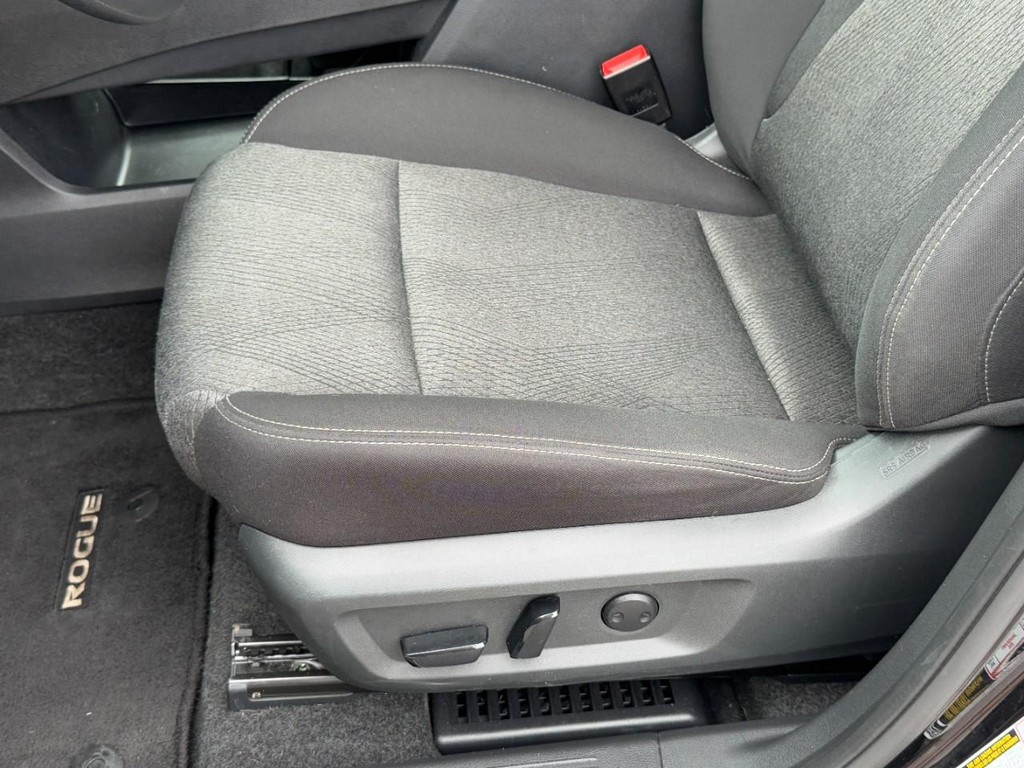 Nissan Rogue Vehicle Full-screen Gallery Image 24