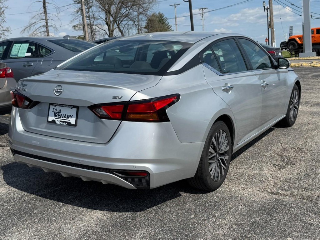Nissan Altima Vehicle Full-screen Gallery Image 04