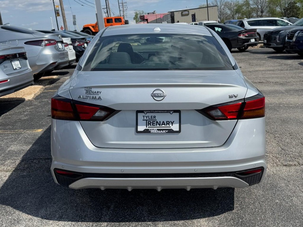 Nissan Altima Vehicle Full-screen Gallery Image 05