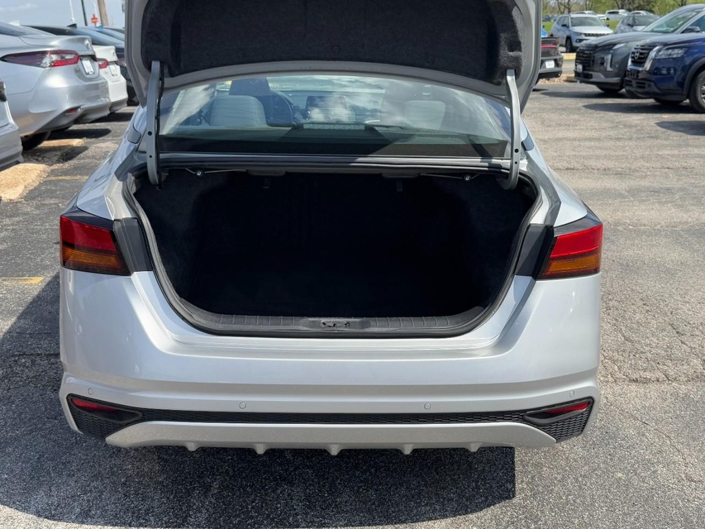 Nissan Altima Vehicle Full-screen Gallery Image 06