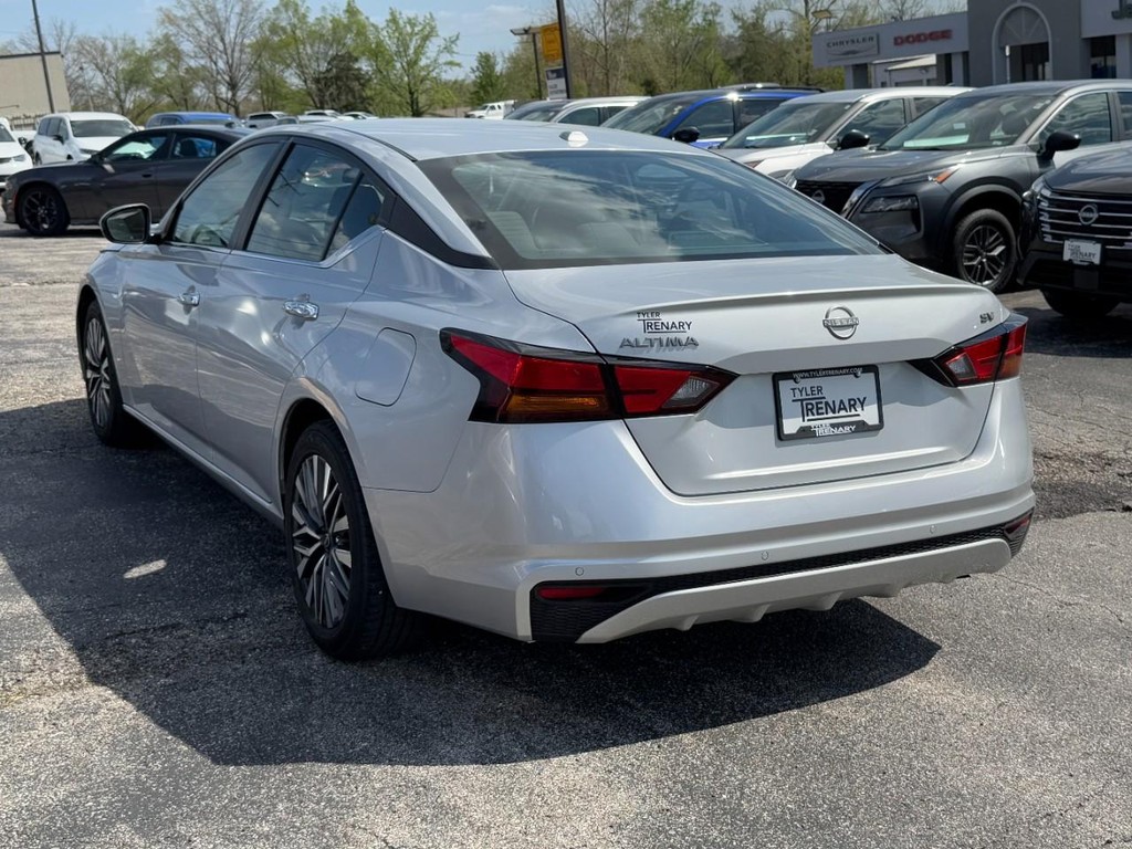 Nissan Altima Vehicle Full-screen Gallery Image 07
