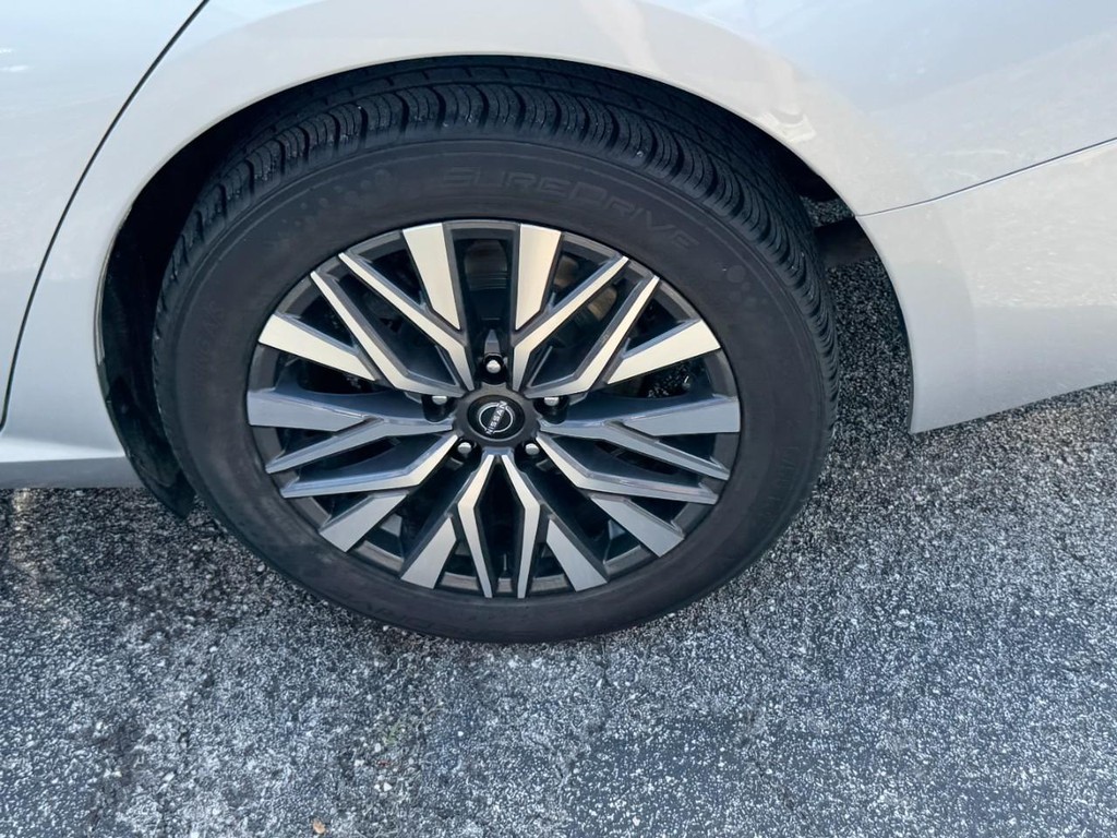 Nissan Altima Vehicle Full-screen Gallery Image 09