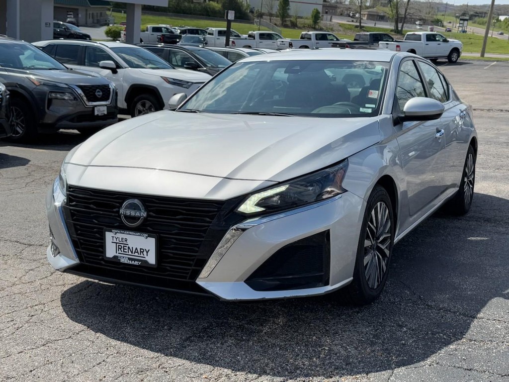 Nissan Altima Vehicle Full-screen Gallery Image 10