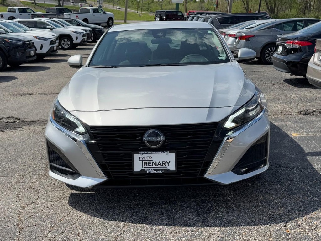 Nissan Altima Vehicle Full-screen Gallery Image 11