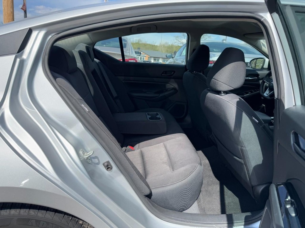 Nissan Altima Vehicle Full-screen Gallery Image 12