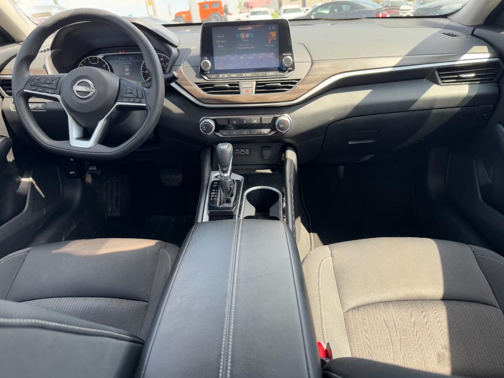 Nissan Altima Vehicle Full-screen Gallery Image 13