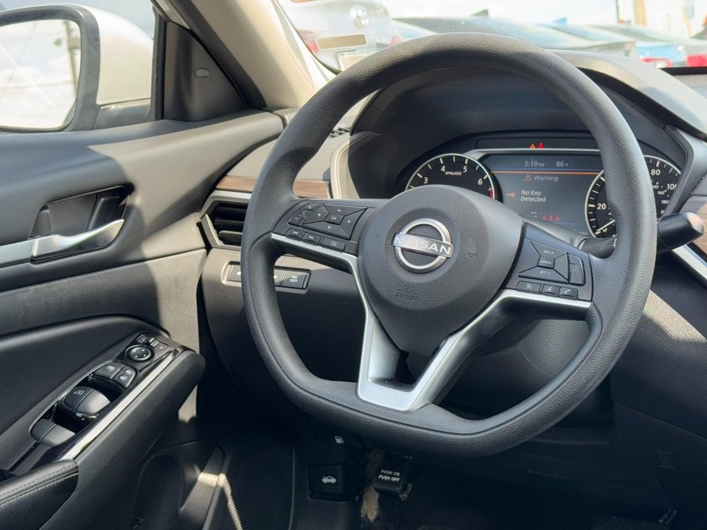 Nissan Altima Vehicle Full-screen Gallery Image 14