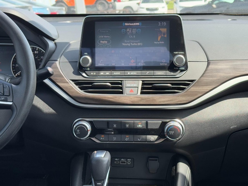 Nissan Altima Vehicle Full-screen Gallery Image 15
