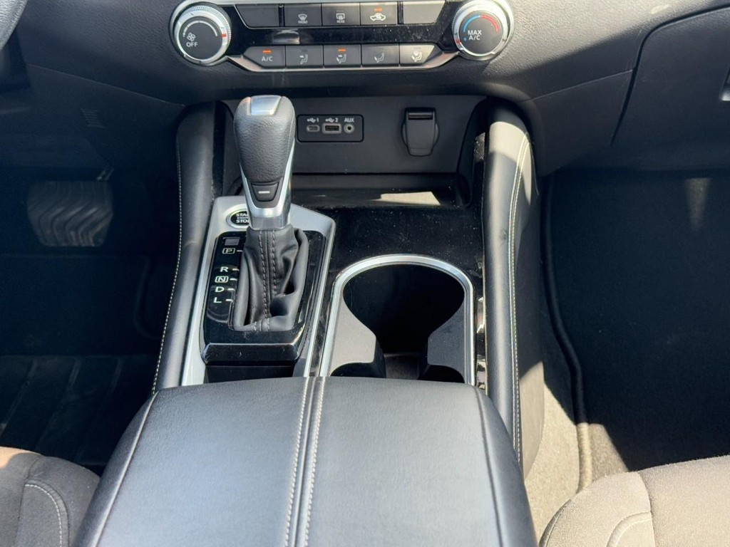 Nissan Altima Vehicle Full-screen Gallery Image 16