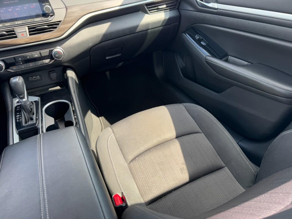 Nissan Altima Vehicle Full-screen Gallery Image 17