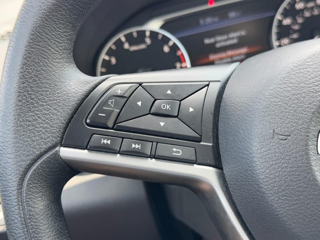 Nissan Altima Vehicle Full-screen Gallery Image 18