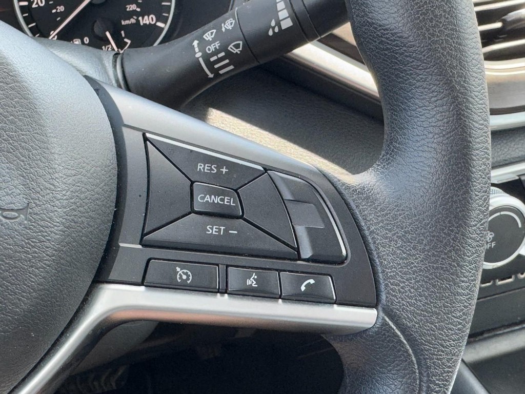 Nissan Altima Vehicle Full-screen Gallery Image 19