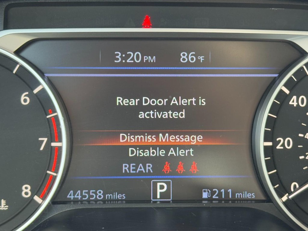 Nissan Altima Vehicle Full-screen Gallery Image 20