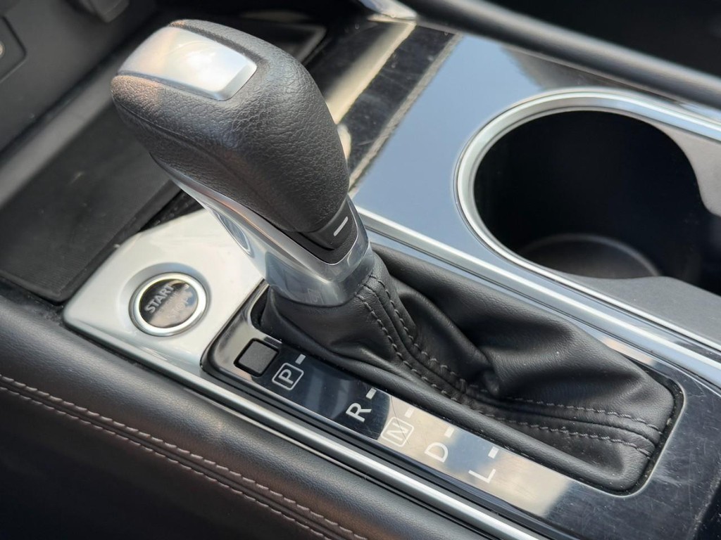 Nissan Altima Vehicle Full-screen Gallery Image 21