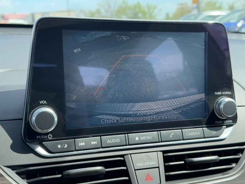 Nissan Altima Vehicle Full-screen Gallery Image 22