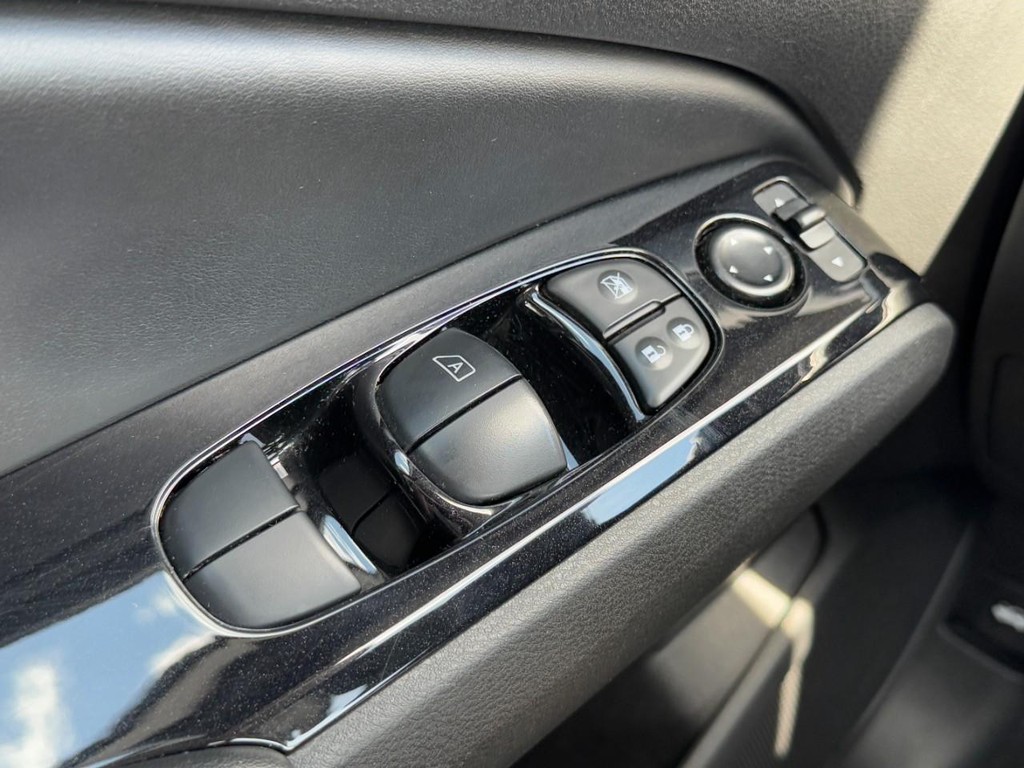 Nissan Altima Vehicle Full-screen Gallery Image 23