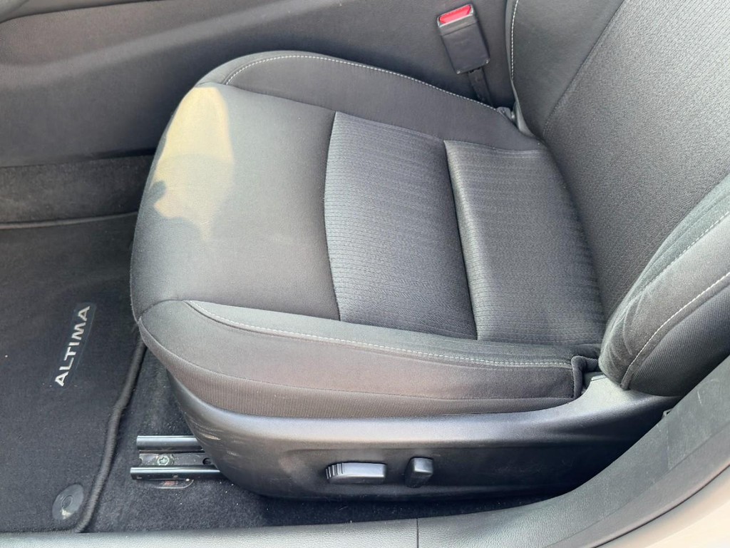 Nissan Altima Vehicle Full-screen Gallery Image 24