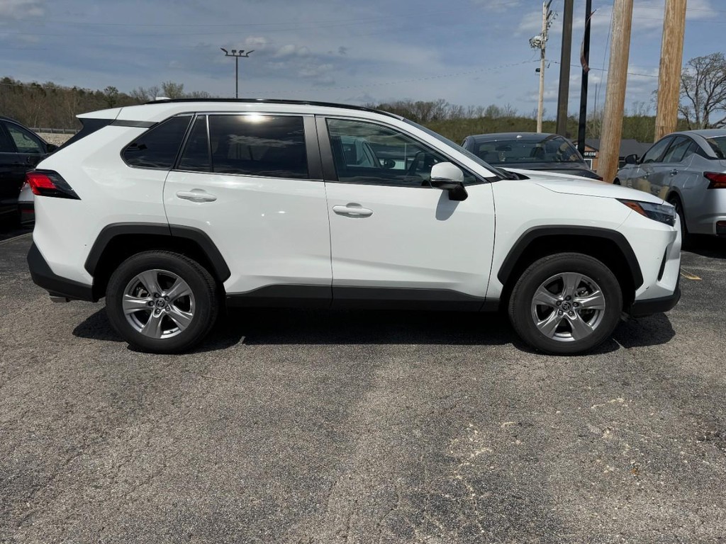 Toyota RAV4 Vehicle Full-screen Gallery Image 02