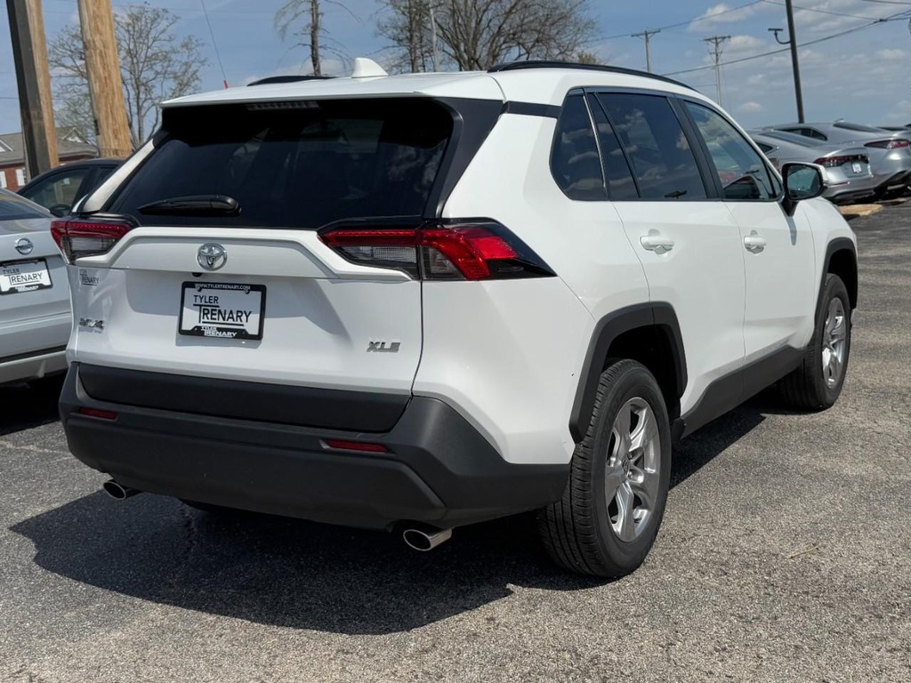 Toyota RAV4 Vehicle Full-screen Gallery Image 04