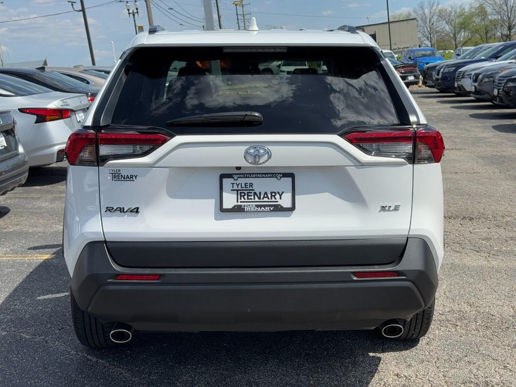 Toyota RAV4 Vehicle Full-screen Gallery Image 05