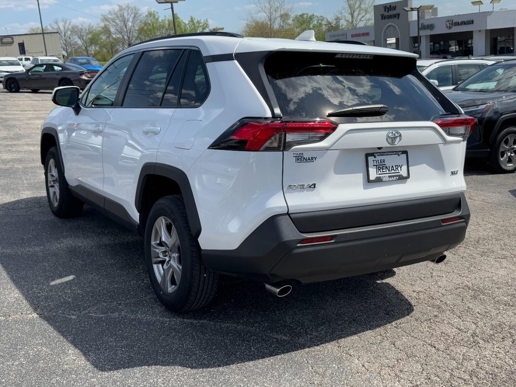 Toyota RAV4 Vehicle Full-screen Gallery Image 07