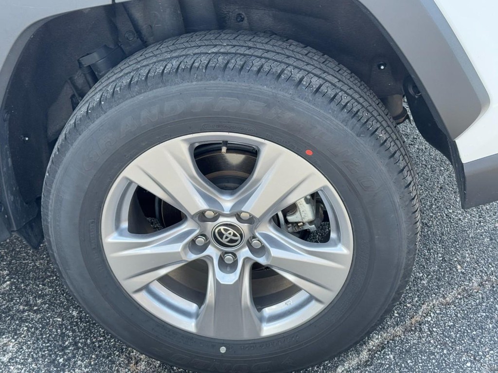 Toyota RAV4 Vehicle Full-screen Gallery Image 09