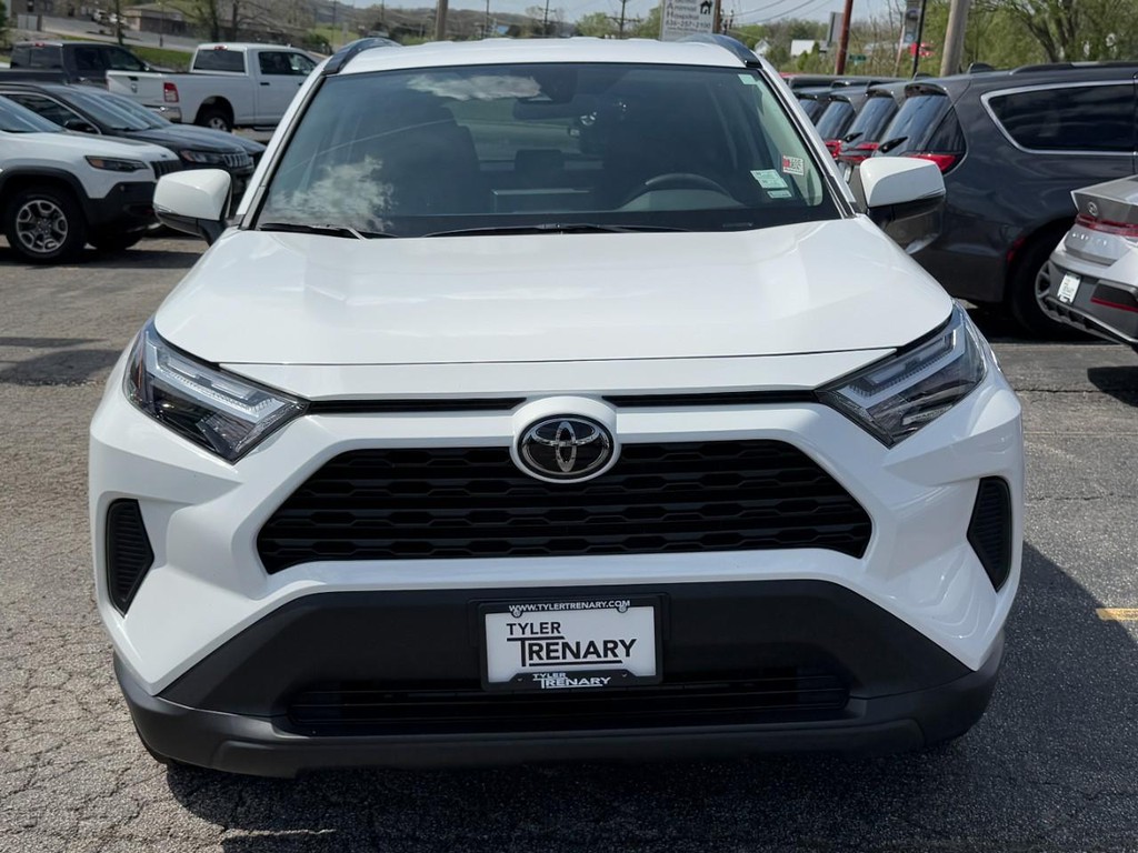 Toyota RAV4 Vehicle Full-screen Gallery Image 11